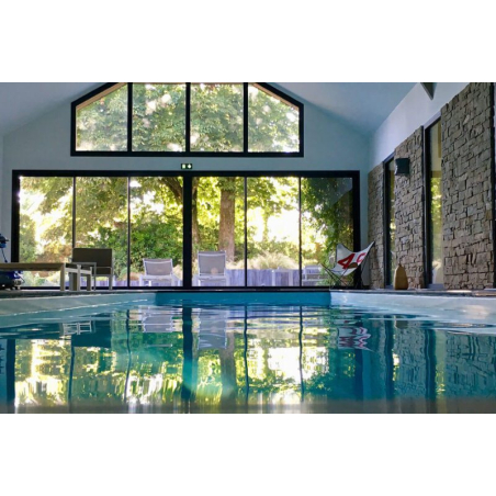 ©Manoir des Éperviers - Vue de la piscine intérieure à Quéven (Morbihan)