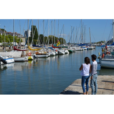 ©Céline MADELAINE-LBST - Couple en promenade sur le port de plaisance de Lorient (Morbihan)