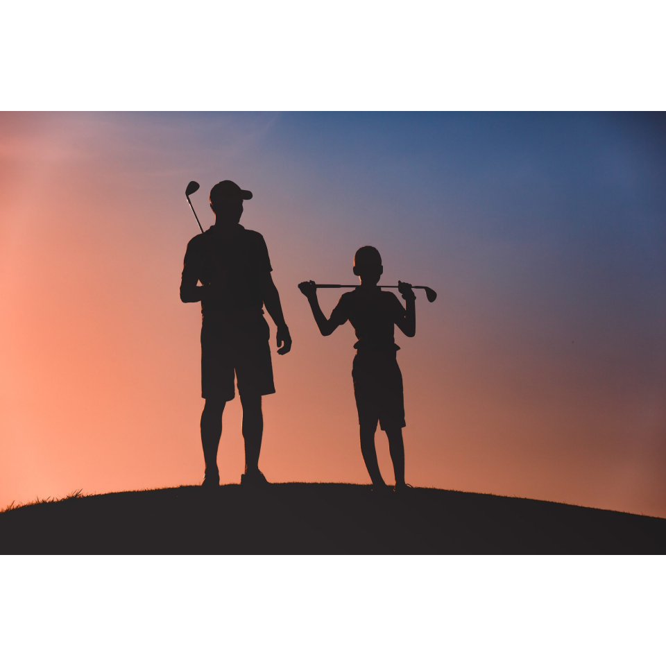 ©shutterstock - Golf en famille avec le coucher de soleil