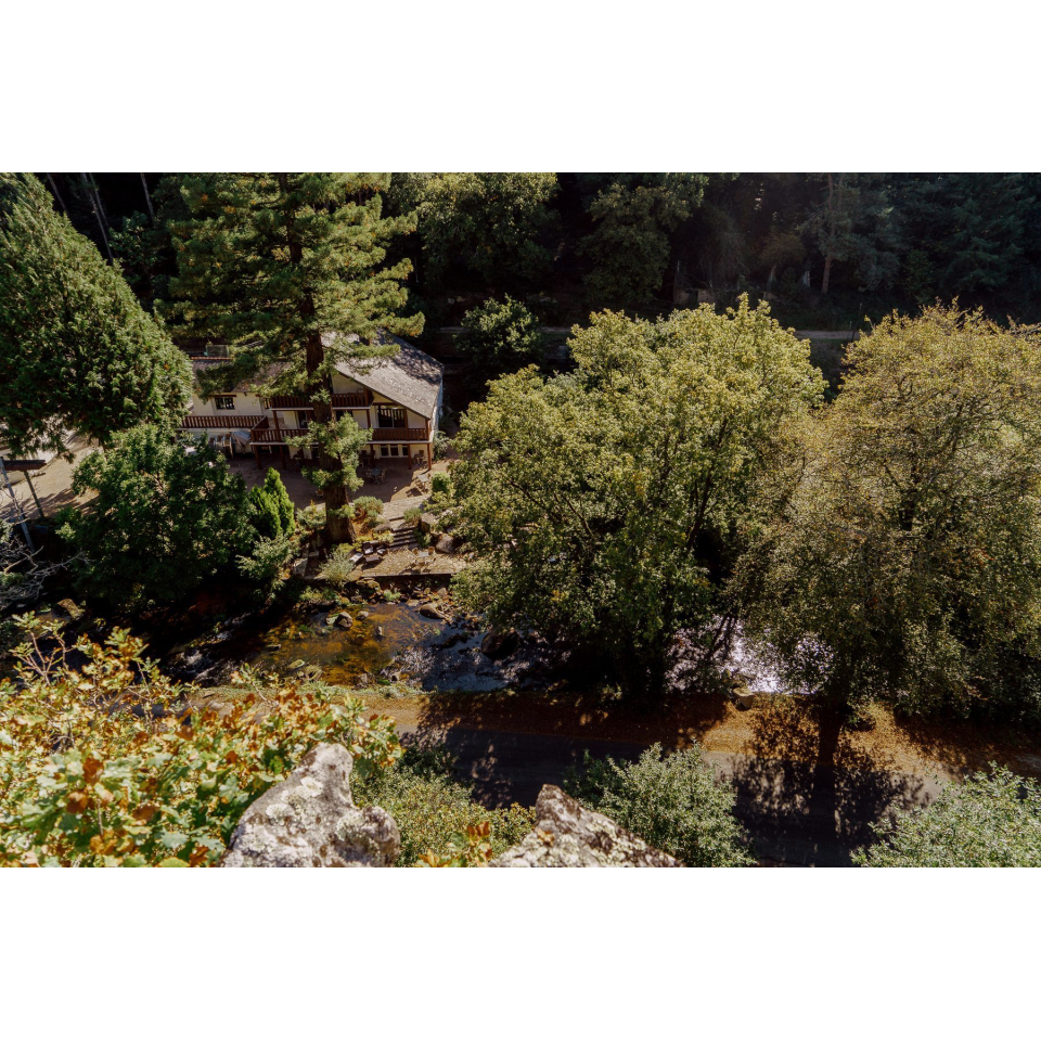 Vue aérienne de l'Auberge de Pont-Calleck à Inguiniel (Morbihan) - ©Auberge de Pont Calleck