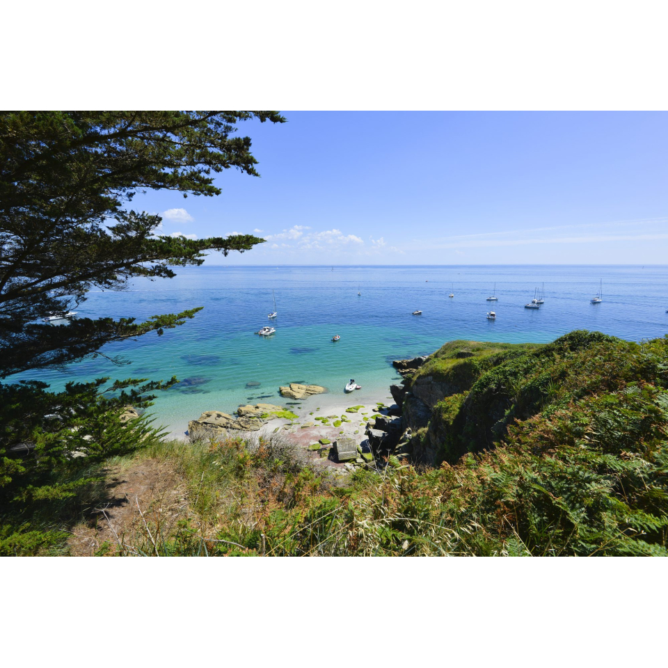 Plage de sables rouges (grenats) sur la côte sud-est de l'île de Groix (Morbihan) - ©Emmanuel Lemée - LBST
