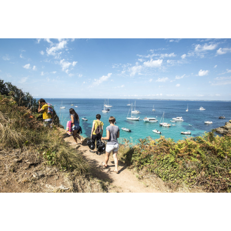 ©Xavier Dubois-LBST - Rando entre amis sur les sentiers de l'île de Groix (Morbihan)