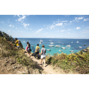 ©Xavier Dubois-LBST - Rando entre amis sur les sentiers de l'île de Groix (Morbihan) ©Xavier Dubois-LBST - Rando entre amis sur les sentiers de l'île de Groix (Morbihan)