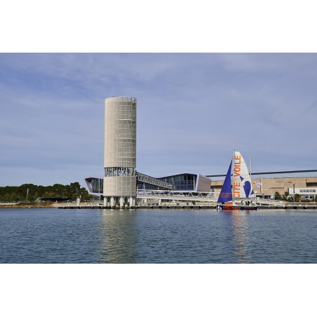 ©Y.Zedda - LBST - Voilier devant la Cité de la voile Eric Tabarly