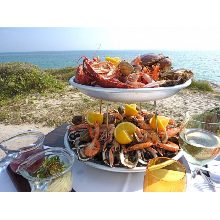 ©Hôtel-Restaurant Les Mouettes *** - Plateau de fruits de mer en bord de plage de Kerguelen à Larmor-Plage (Morbihan)