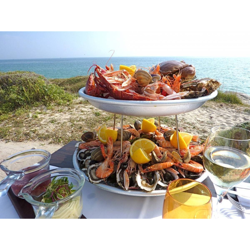 Plateau de fruits de mer en bord de plage de Kerguelen à Larmor-Plage (Morbihan) - ©Hôtel-Restaurant Les Mouettes