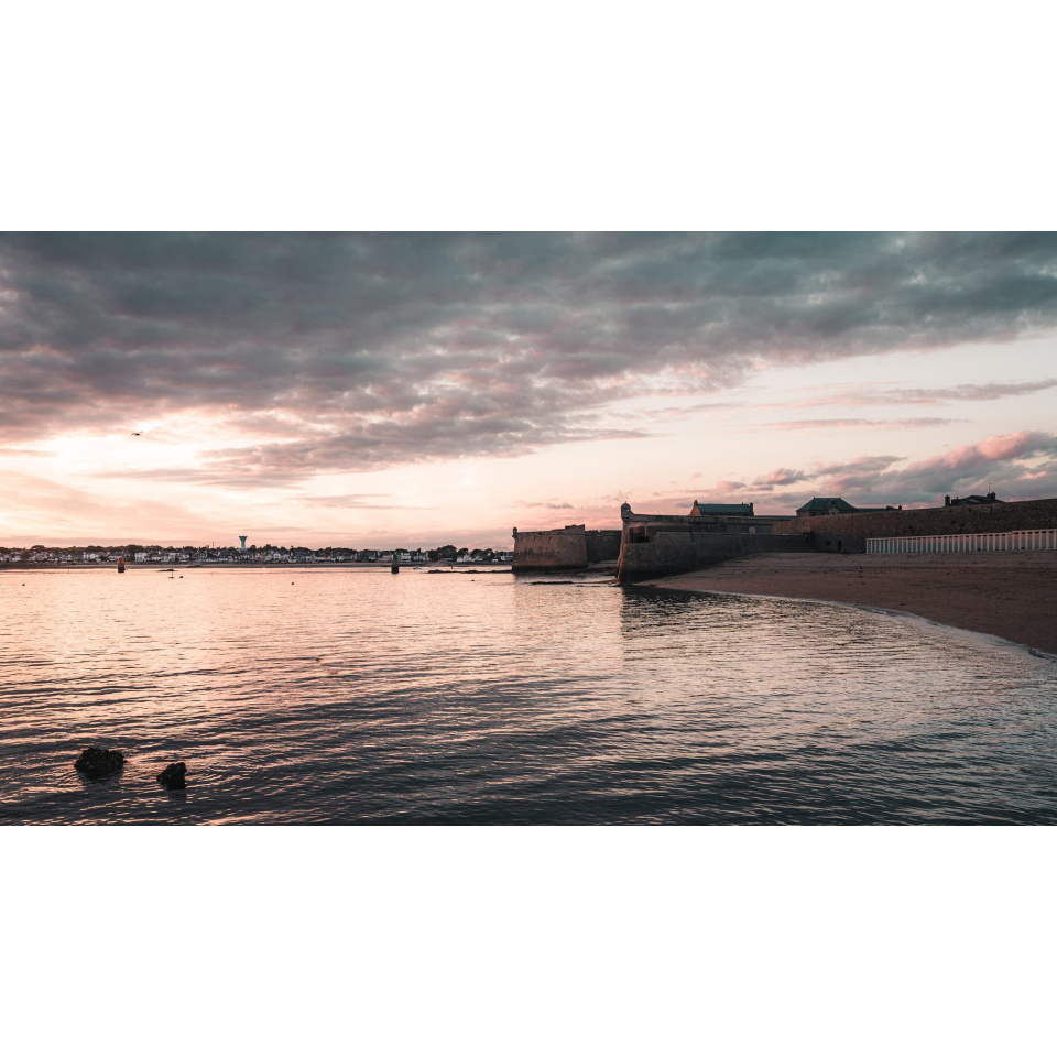 Vue sur la Citadelle depuis la Grande Plage de Port-Louis (Morbihan) - ©Lezbroz - LBST