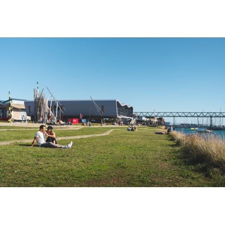 ©Tony Esnault-LBST - Posés sur l'herbe à côté de la Cité de la Voile Eric Tabarly à Lorient La Base (Morbihan)