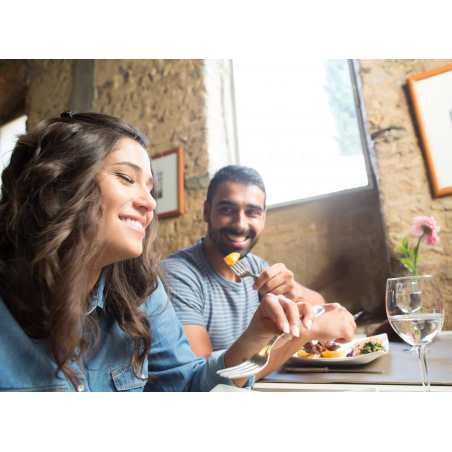 ©shutterstock - Repas au restaurant en couple