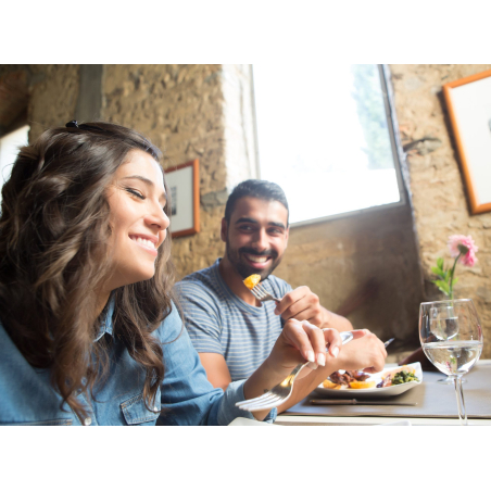 ©shutterstock - Repas au restaurant en couple ©shutterstock - Repas au restaurant en couple