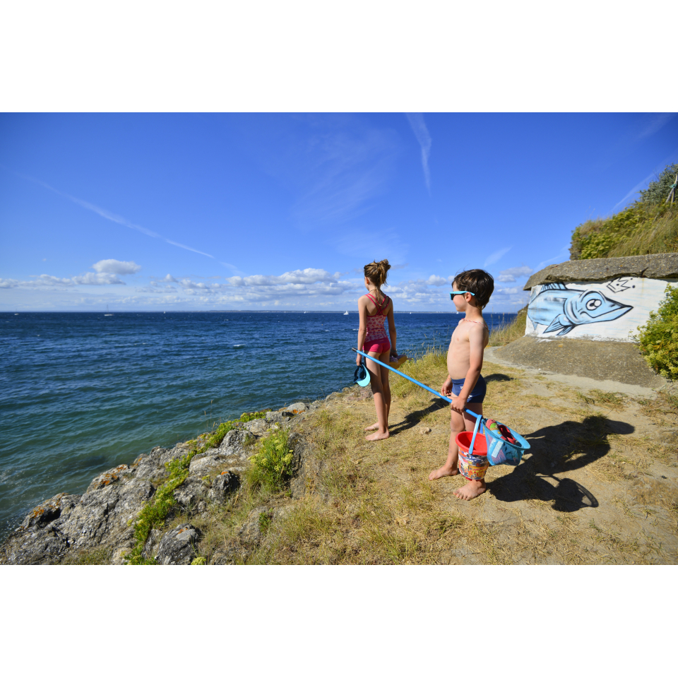Enfants avec les affaires de plage à l'île de Groix (Morbihan) - ©Emmanuel Lemée - LBST