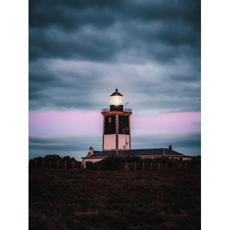 ©Lezbroz-LBST - Coucher de soleil sur le phare de Pen Men à l'île de Groix (Morbihan)