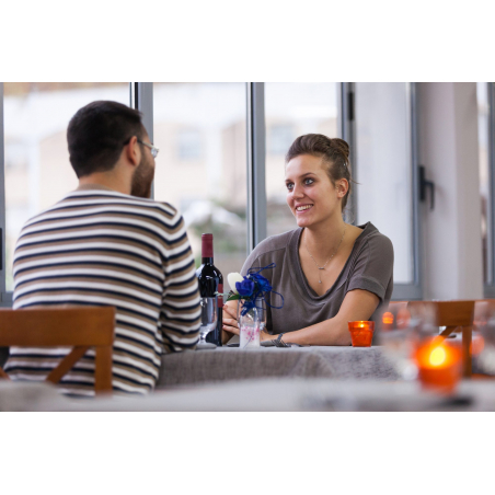 ©shutterstock - Dîner en amoureux en restaurant