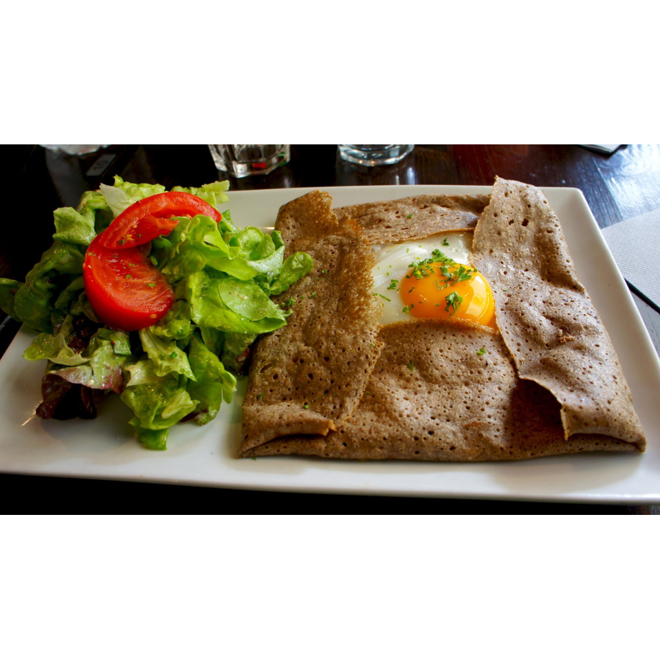 Galette complète dans une crêperie en Bretagne Sud (Morbihan) - ©shutterstock