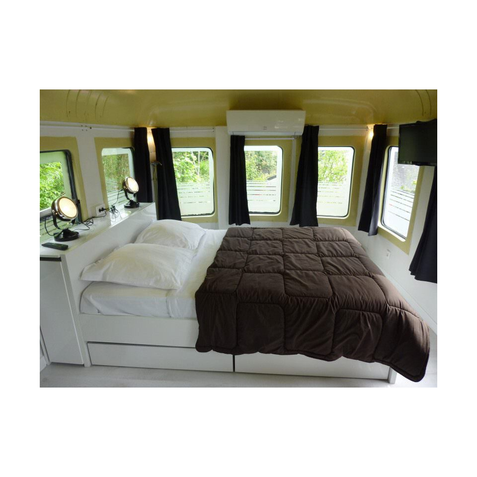 ©L'auberge du chemin de fer - L'intérieur du wagon à Lanester (Morbihan)