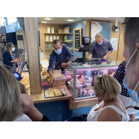 ©Bretagne Food Tour - Dégustation de fromages aux Halles de Merville à Lorient (Morbihan) ©Bretagne Food Tour - Dégustation de fromages aux Halles de Merville à Lorient (Morbihan)