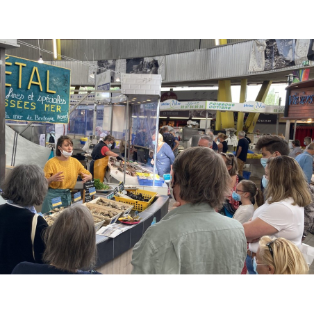 ©Bretagne Food Tour - Dégustation d'huîtres aux Halles de Merville à Lorient (Morbihan)