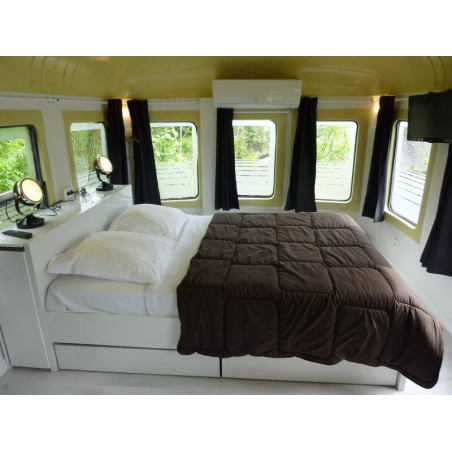 ©L'auberge du chemin de fer - Intérieur du studio dans le wagon Picasso, nuit insolite à Lanester (Morbihan) ©L'auberge du chemin de fer - Intérieur du studio dans le wagon Picasso, nuit insolite à Lanester (Morbihan)