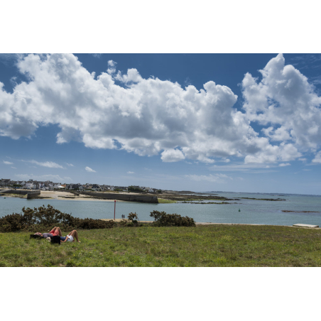 ©LBST - Chiller sur l'herbe face à la presqu'île de Gâvres (Morbihan)