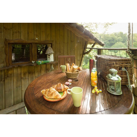 ©Vallée de Pratmeur - Petit-déjeuner sur la terrasse d'une cabane dans les arbres