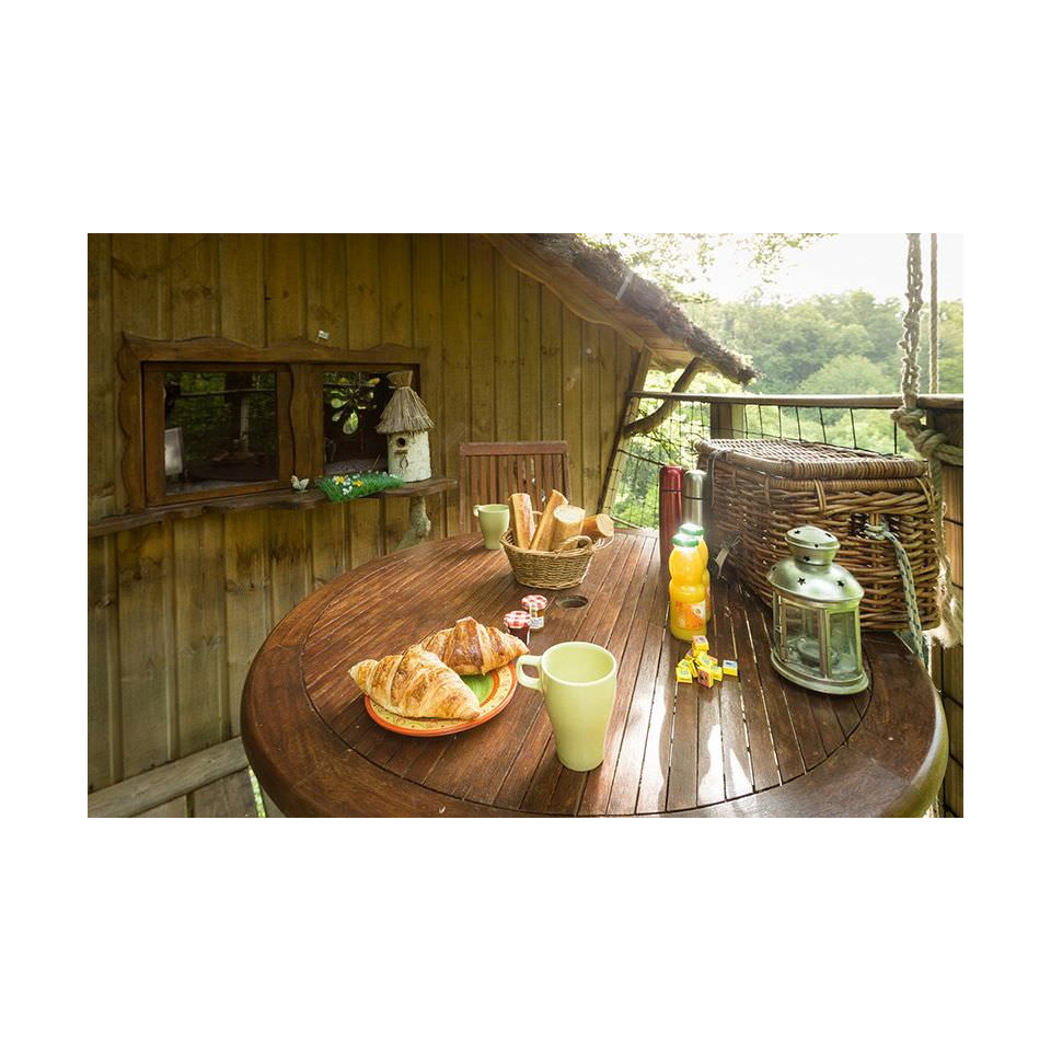 ©Vallée de Pratmeur - Petit-déjeuner sur la terrasse d'une cabane dans les arbres
