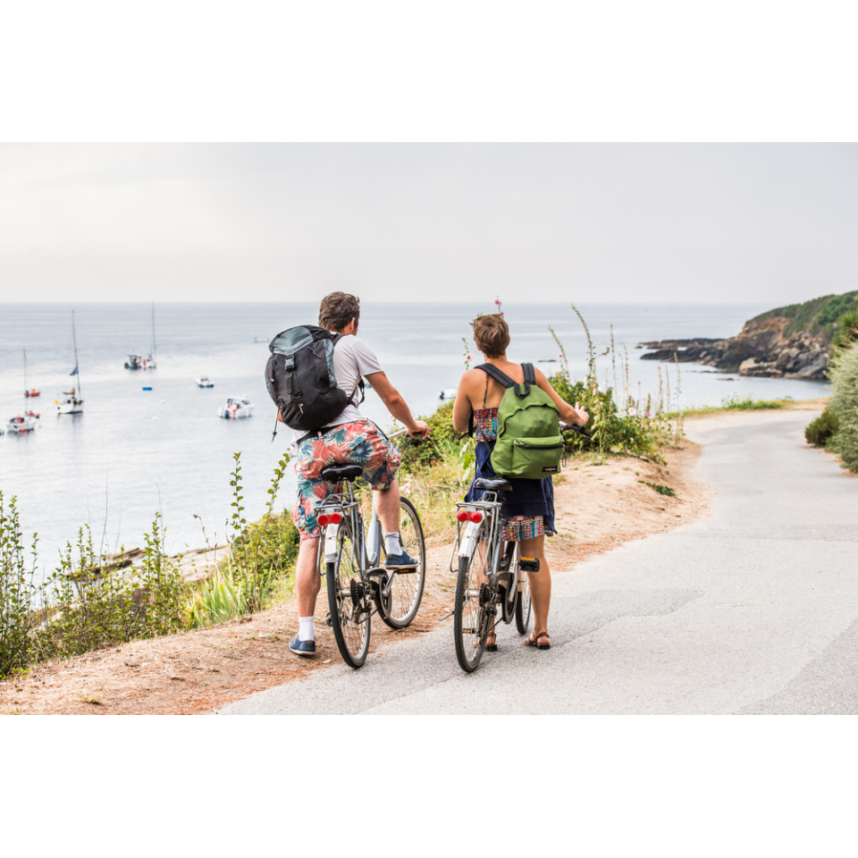 Couple à vélo sur l'Île de Groix (Morbihan) - ©Xavier Dubois - LBST