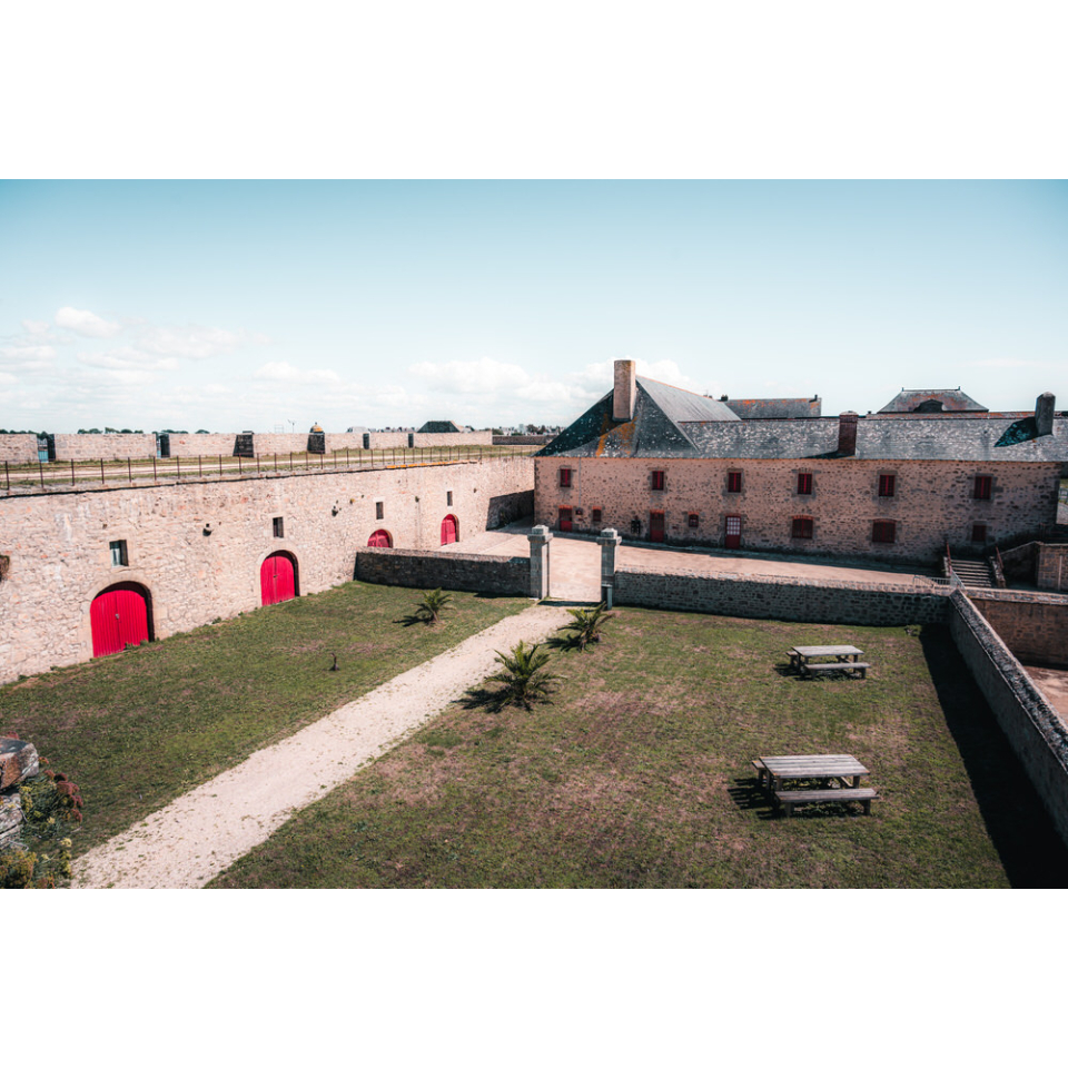La cour d'honneur de la Citadelle de Port-Louis (Morbihan) - ©Lezbroz - LBST