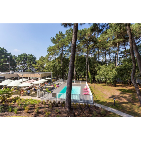 ©Hôtel Ibis Styles Caudan - Jardin, terrasse et piscine extérieure à Lorient Bretagne Sud (Morbihan)