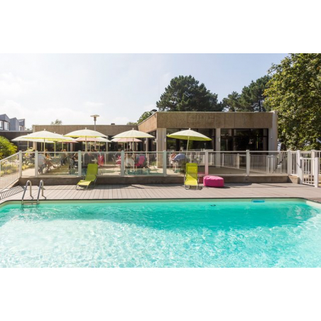 ©Hôtel Ibis Styles à Caudan - Terrasse et piscine en hôtel à Lorient Bretagne Sud (Morbihan)