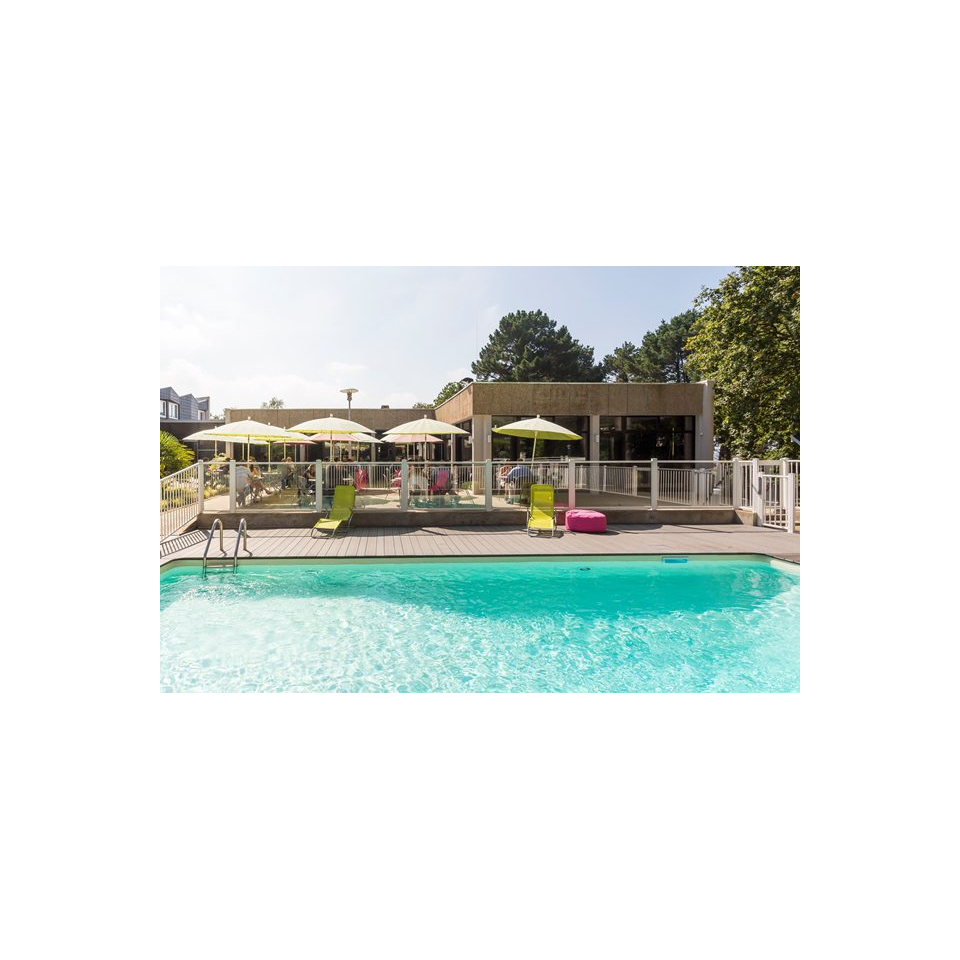 ©Hôtel Ibis Styles à Caudan - Terrasse et piscine en hôtel à Lorient Bretagne Sud (Morbihan)
