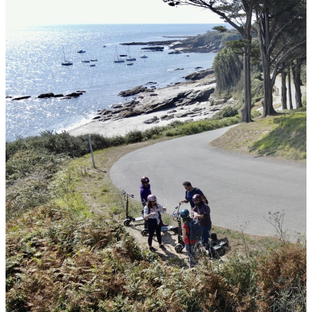 ©Trottin Groix - Visite de la plage des Sables Rouges à l'île de Groix en trottinette (Morbihan) ©Trottin Groix - Visite de la plage des Sables Rouges à l'île de Groix en trottinette (Morbihan)