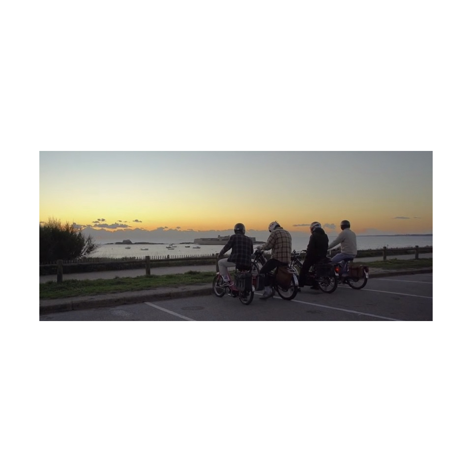 Coucher de soleil sur la côte de Poemeur en mobylettes (Morbihan)  - ©Albylette