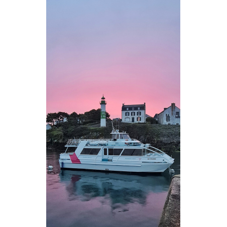 ©Traversée Cadou - Le Beajou devant le phare de Doëlan (Finistère) ©Traversée Cadou - Le Beajou devant le phare de Doëlan (Finistère)