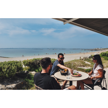 Repas en terrasse au restaurant Les Mouettes, sur la plage de Kerguelen de Larmor-Plage (Morbihan) - ©Le Ciré Jaune - LBST