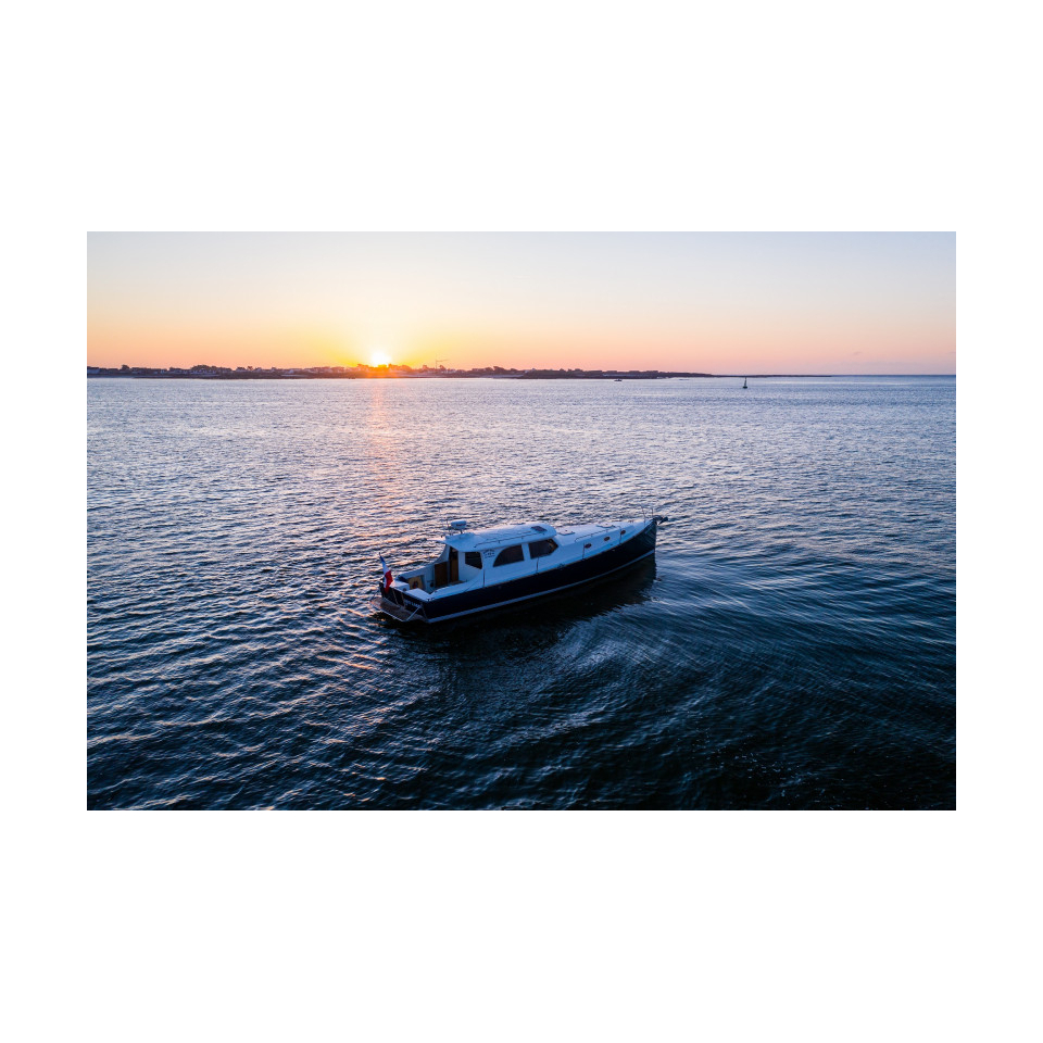 Coucher de soleil sur la vedette Key Largo au large de Lorient et de Groix (Morbihan) - ©Key Largo