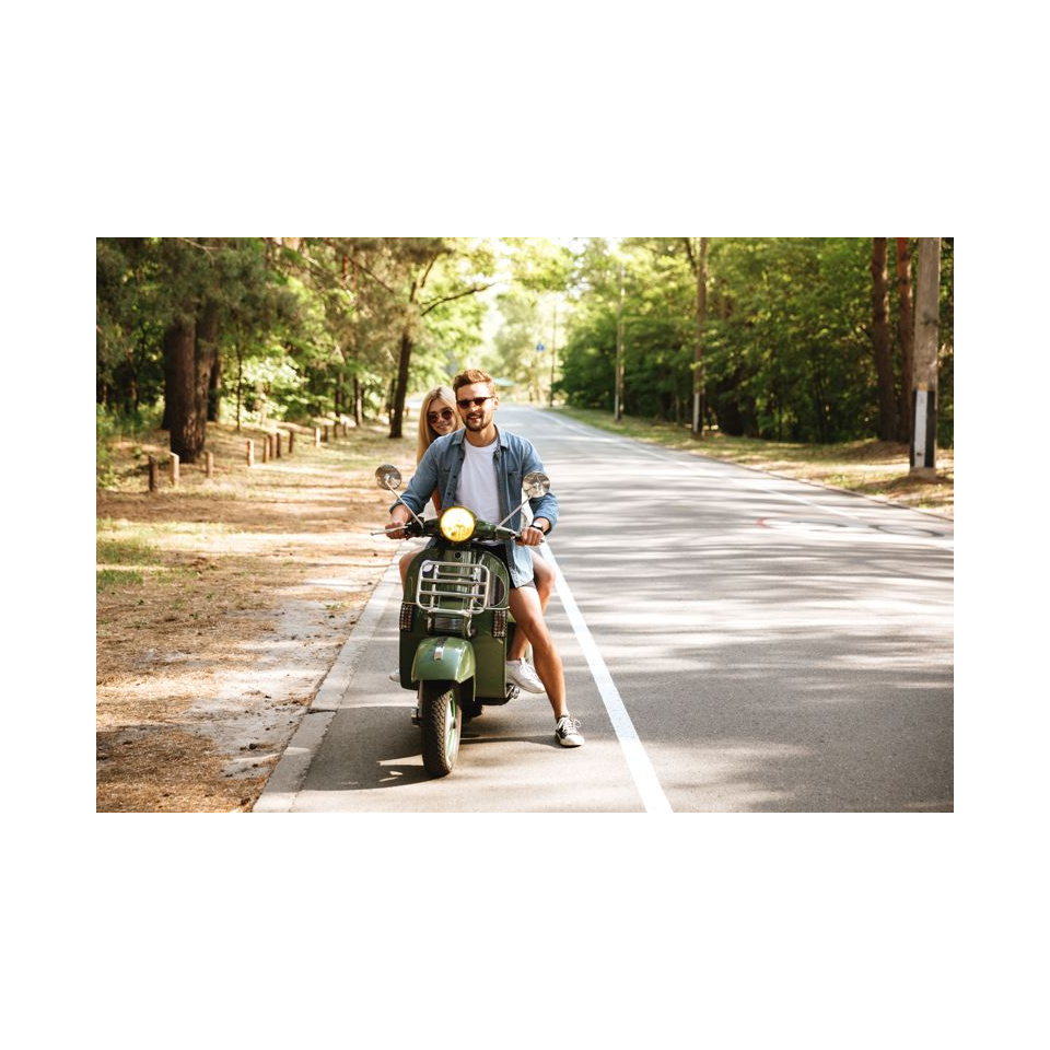 Balade à deux en scooter vintage - ©Shutterstock