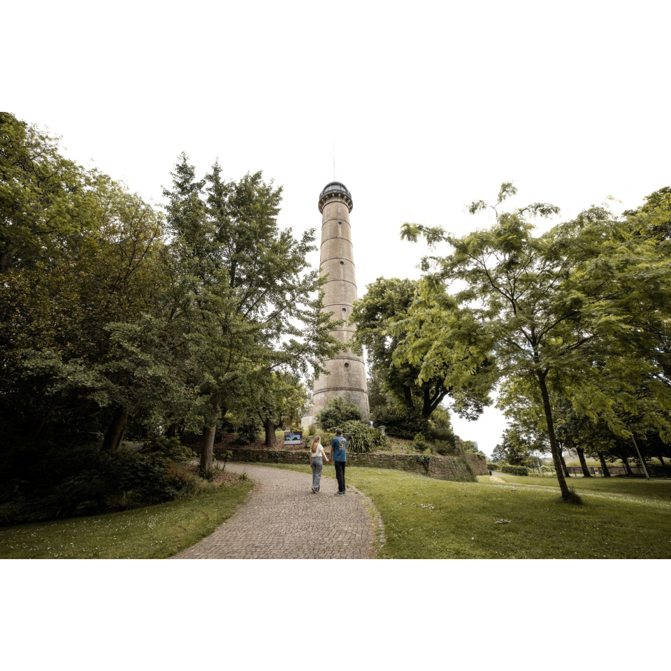 Balade au pied de la tour de la Découverte, dans le quartier du Péristyle à Lorient (Morbihan) - ©Hello Travelers - LBST