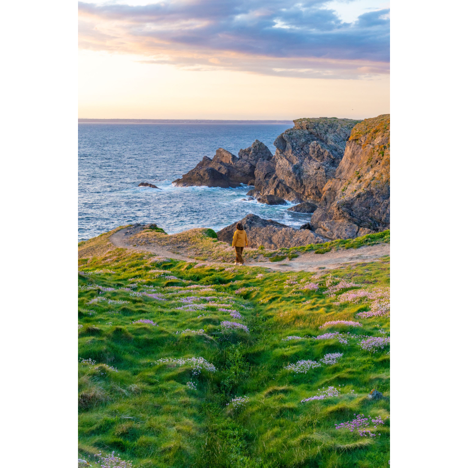 Coucher de soleil à Pen Men, sur la côte sauvage de l'île de Groix (Morbihan) - ©Clo & Clem - LBST