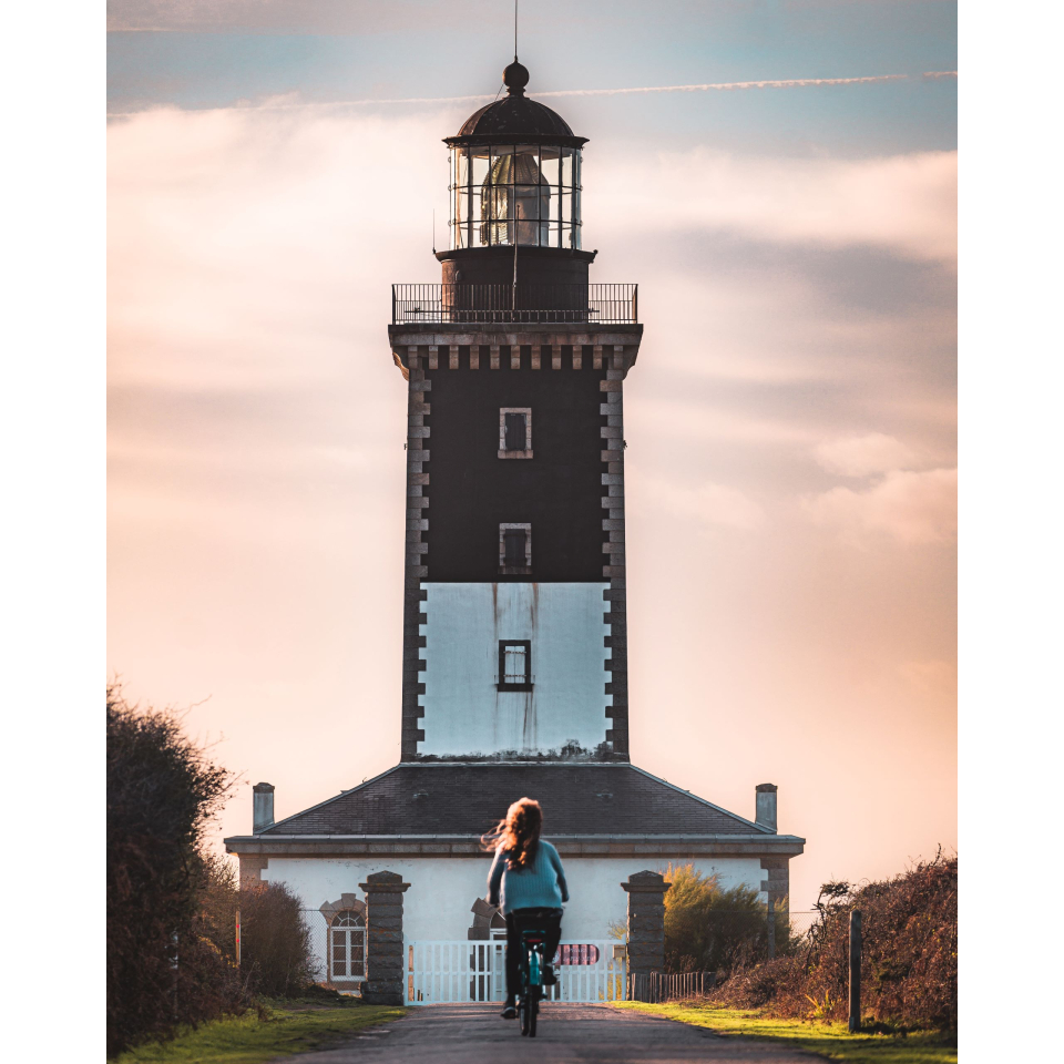 Vélo près du phare de Pen Men au coucher de soleil, sur l'île de Groix (Morbihan) - ©Lezbroz - LBST