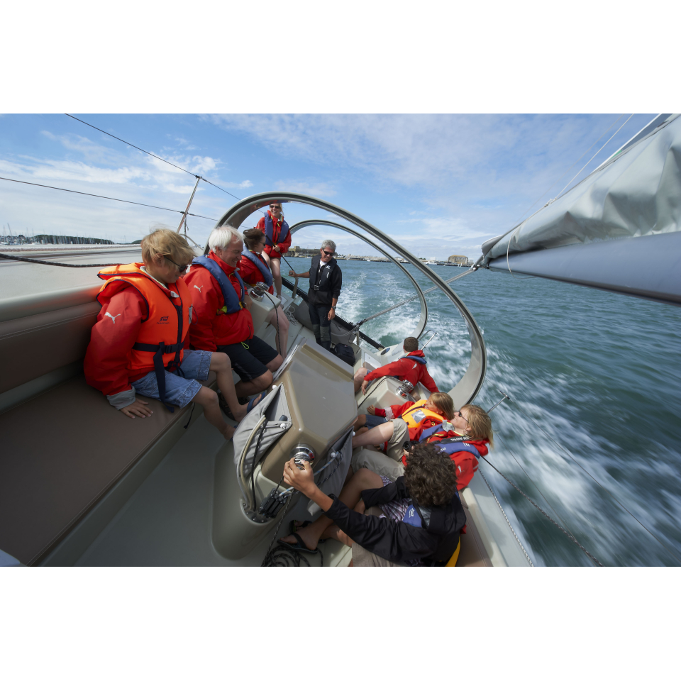 Balade sous voiles avec la Cité de la Voile Eric Tabarly à Lorient La Base (Morbihan) - ©Yvan Zedda - Sellor