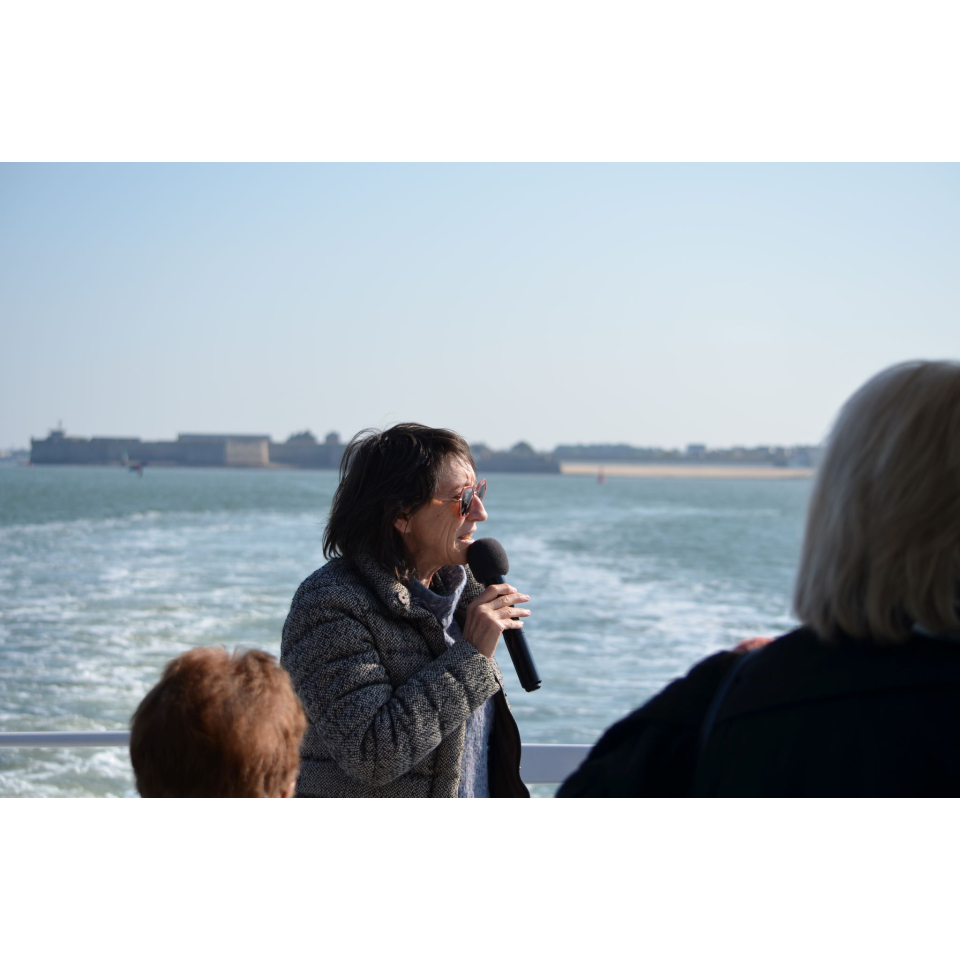 Guide conférencière pendant la croisière commentée sur la rade de Lorient (Morbihan) - ©A. Marcos - LBST
