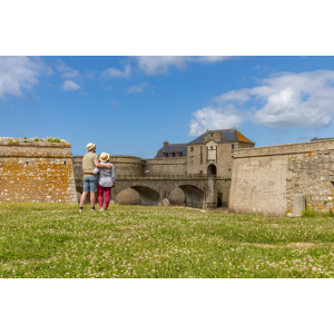 Couple devant la Citadelle de Port-Louis (Morbihan) - ©Clo & Clem - LBST