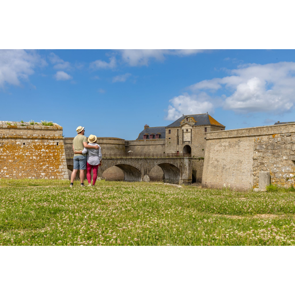 Couple devant la Citadelle de Port-Louis (Morbihan) - ©Clo & Clem - LBST