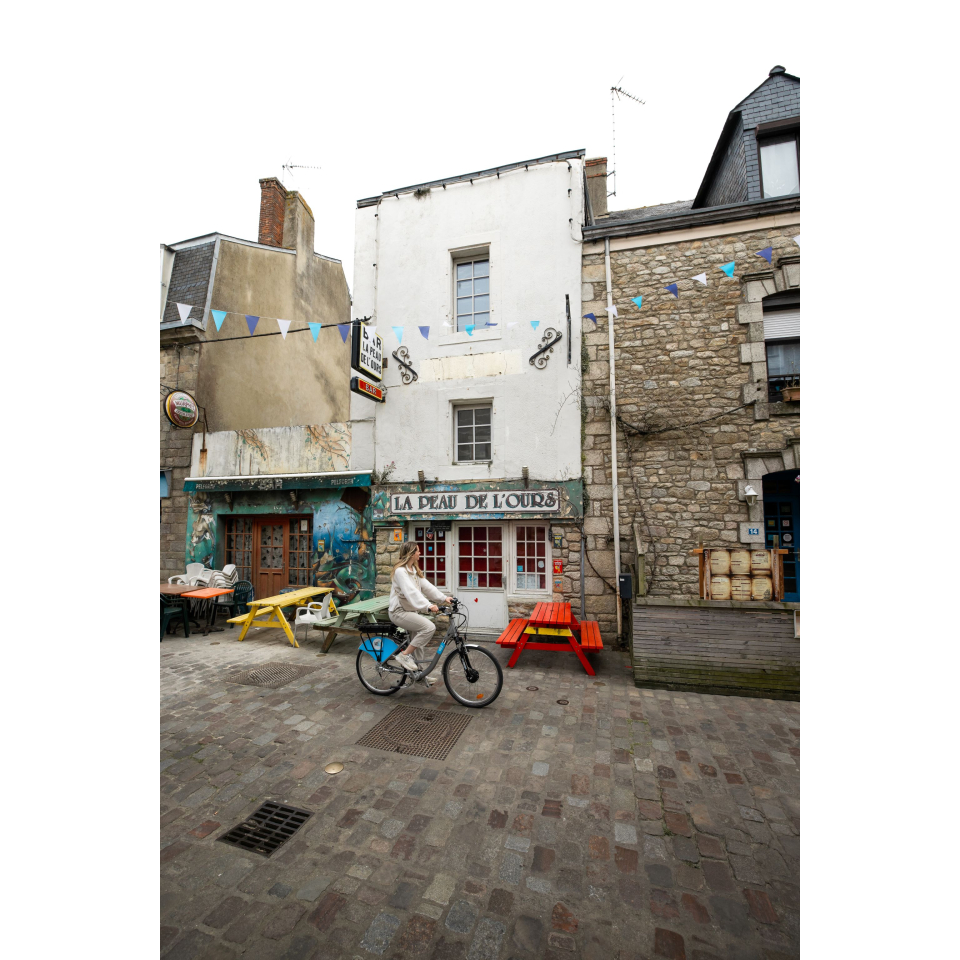 Balade à vélo dans la Grande Rue de Port-Louis (Morbihan) - ©Hello Travelers - LBST