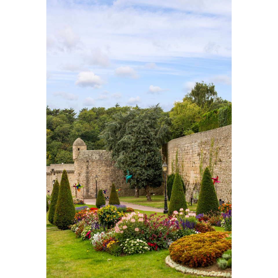 Balade le long des remparts de la cité médiévale d'Hennebont (Morbihan) - ©Simon Bourcier - Morbihan Tourisme