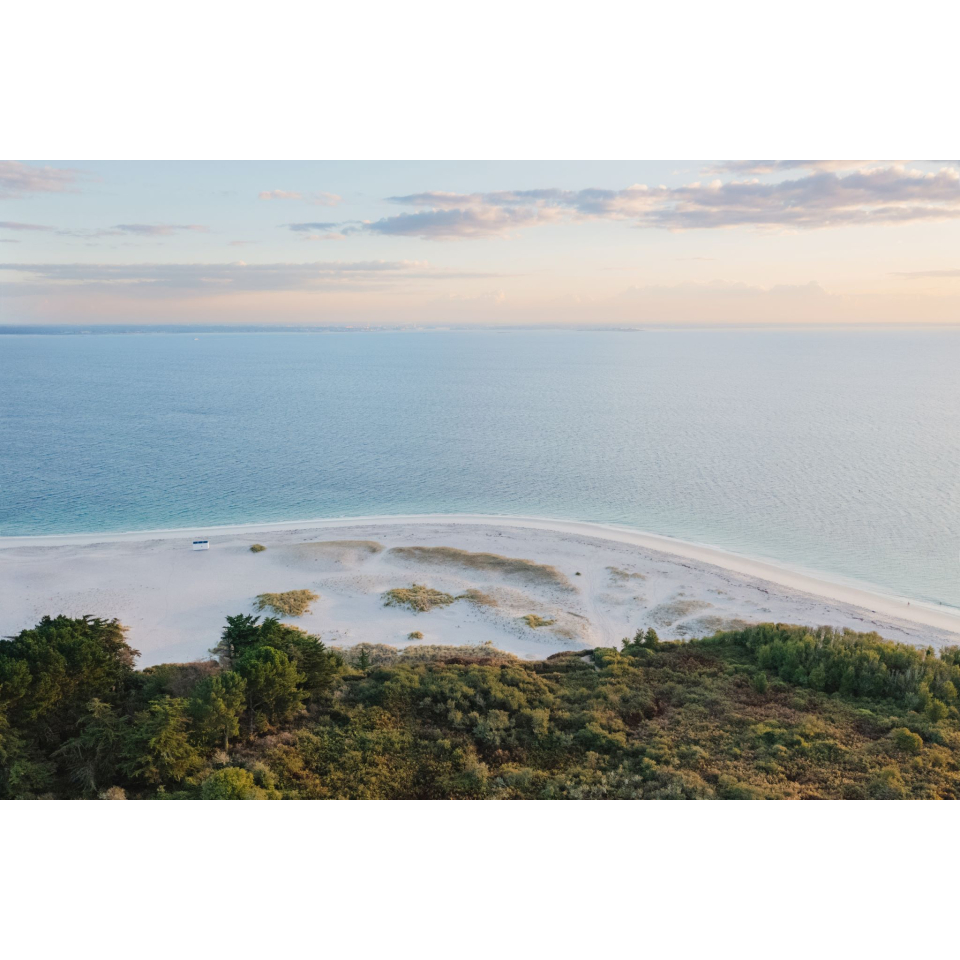 Vue aérienne de la plage convexe des Grands Sables au lever de soleil, sur l'île de Groix (Morbihan) - ©Thibault Poriel - LBST