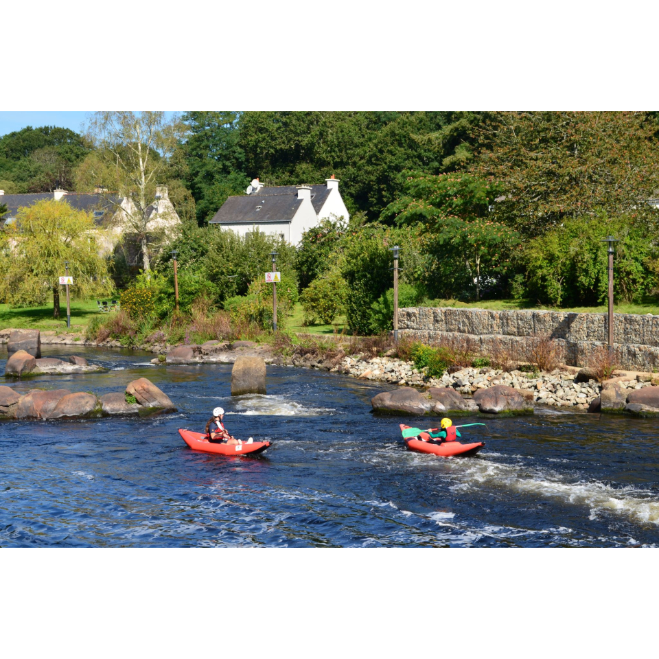 Kayak sur le parcours du Parc d'eau vive à Inzinzac-Lochrist (Morbihan) - ©A. Marcos - LBST