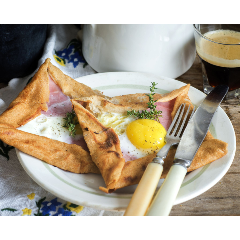 Repas dans une crêperie de Lorient Bretagne Sud (Morbihan) - ©Shutterstock