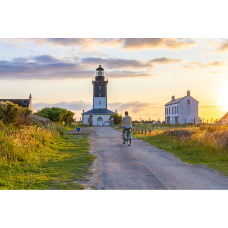 Vélo et coucher de soleil au phare de Pen Men, sur l'île de Groix (Morbihan, 56) - ©Clo & Clem - LBST