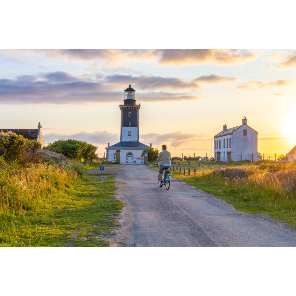 Vélo et coucher de soleil au phare de Pen Men, sur l'île de Groix (Morbihan, 56) - ©Clo & Clem - LBST